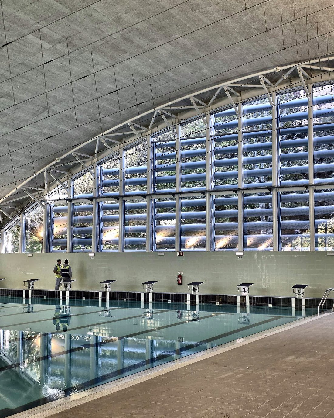 Nave da piscina com a luz filtrada pelos recetores da fachada