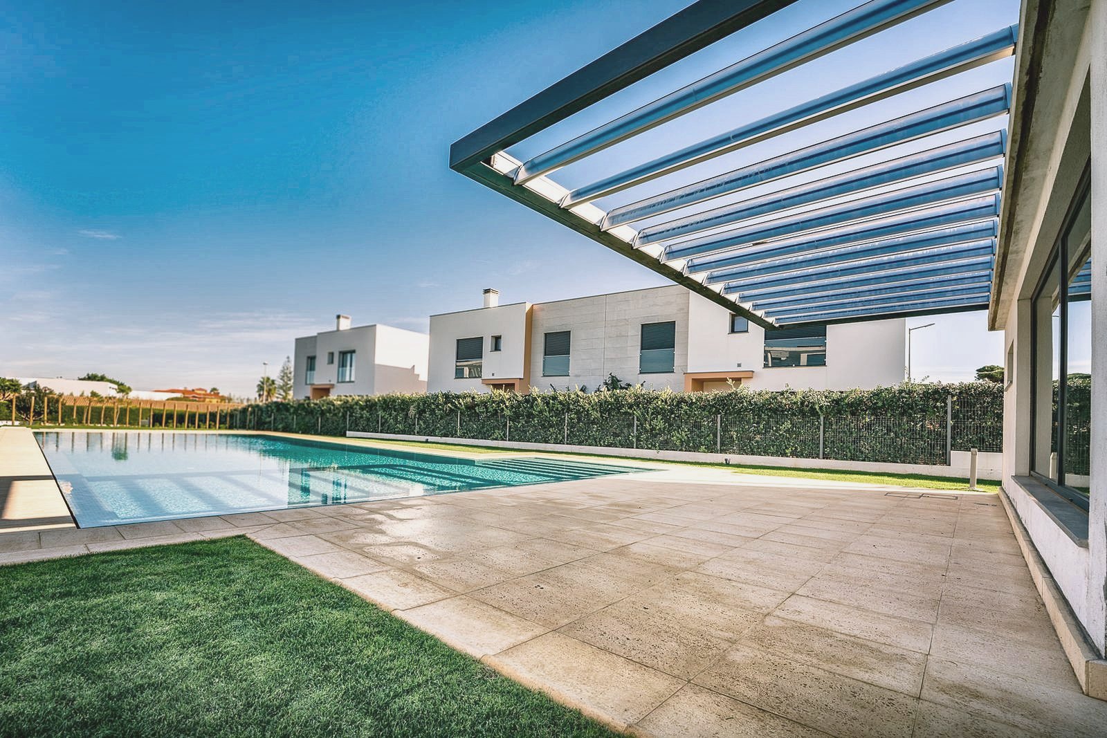 Pérgola com recetores RTS PLUS sobre uma piscina