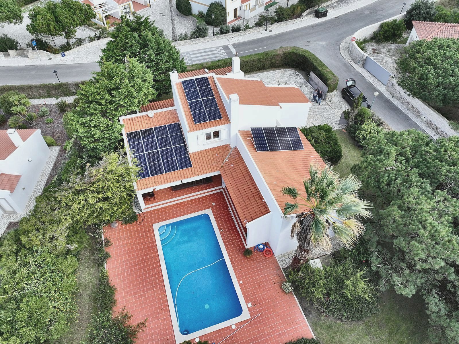 Moradia em Praia D'el Rey vista de cima, com painéis fotovoltaicos e piscina