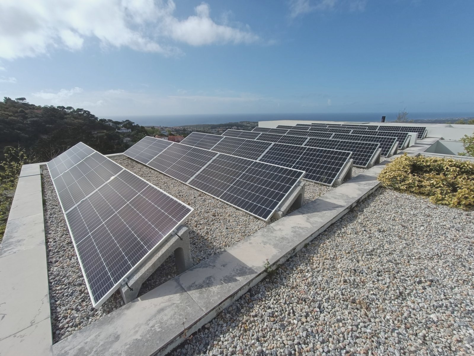 Moradia com painéis fotovoltaicos na cobertura